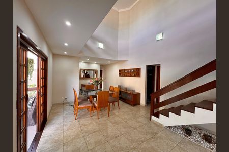 Casa de condomínio à venda com 400m², 4 quartos e 4 vagas Casa de condomínio à venda com 400m², 4 quartos e 4 vagasSala
