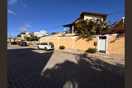 Casa de condomínio à venda com 400m², 4 quartos e 4 vagas Casa de condomínio à venda com 400m², 4 quartos e 4 vagasFachada