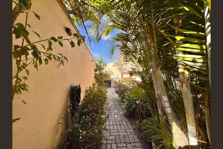 Casa de condomínio à venda com 400m², 4 quartos e 4 vagas Casa de condomínio à venda com 400m², 4 quartos e 4 vagasÁrea externa
