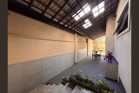 Casa de condomínio à venda com 400m², 4 quartos e 4 vagas Casa de condomínio à venda com 400m², 4 quartos e 4 vagasÁrea externa