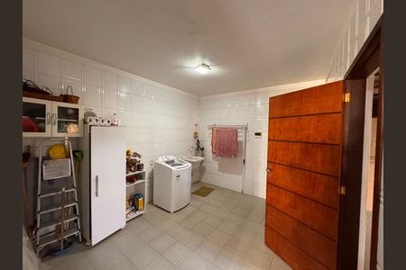 Casa de condomínio à venda com 400m², 4 quartos e 4 vagas Casa de condomínio à venda com 400m², 4 quartos e 4 vagasÁrea de Serviço