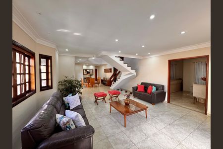Casa de condomínio à venda com 400m², 4 quartos e 4 vagas Casa de condomínio à venda com 400m², 4 quartos e 4 vagasSala