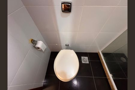 Casa de condomínio à venda com 400m², 4 quartos e 4 vagas Casa de condomínio à venda com 400m², 4 quartos e 4 vagasÁrea de Serviço - Banheiro