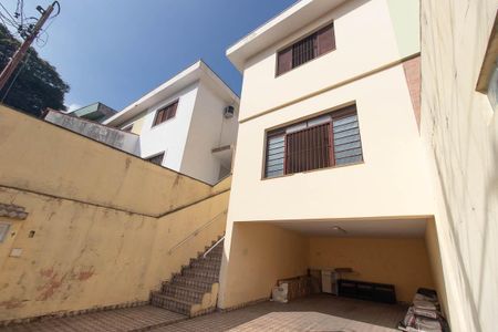 Casa à venda com 88m², 2 quartos e 4 vagas Casa à venda com 88m², 2 quartos e 4 vagasFachada