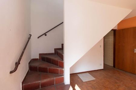 Casa à venda com 88m², 2 quartos e 4 vagas Casa à venda com 88m², 2 quartos e 4 vagasEscada
