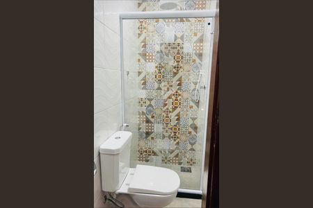 Banheiro de casa de condomínio para alugar com 2 quartos, 85m² em Célula Mater, Cabo Frio
