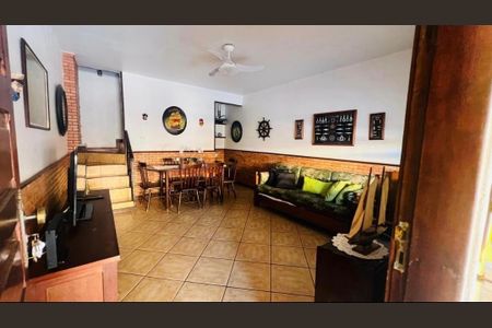 Sala de casa de condomínio para alugar com 2 quartos, 85m² em Célula Mater, Cabo Frio
