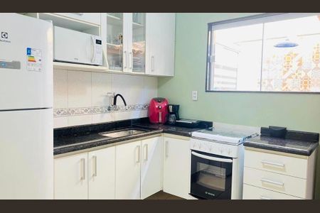 Cozinha de casa de condomínio para alugar com 2 quartos, 85m² em Célula Mater, Cabo Frio