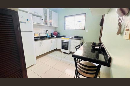 Cozinha de casa de condomínio para alugar com 2 quartos, 85m² em Célula Mater, Cabo Frio