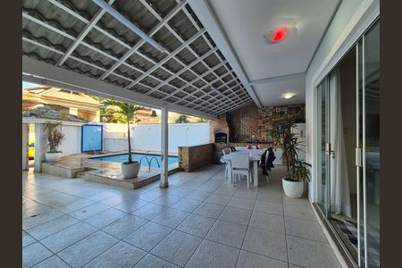 Casa de condomínio para alugar com 220m², 3 quartos e 3 vagas
