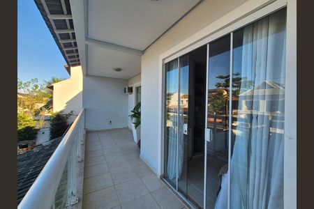 Casa de condomínio para alugar com 220m², 3 quartos e 3 vagas