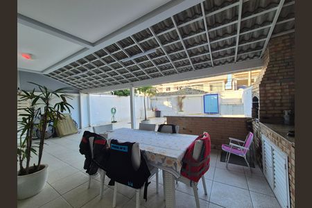 Casa de condomínio para alugar com 220m², 3 quartos e 3 vagas