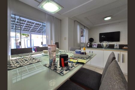 Casa de condomínio para alugar com 220m², 3 quartos e 3 vagas