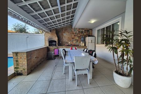 Casa de condomínio para alugar com 220m², 3 quartos e 3 vagas