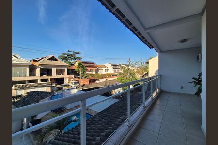 Casa de condomínio para alugar com 220m², 3 quartos e 3 vagas