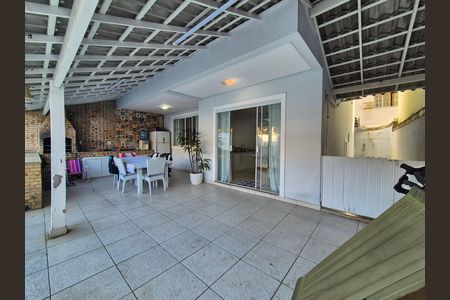 Casa de condomínio para alugar com 220m², 3 quartos e 3 vagas
