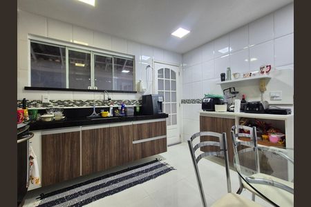 Casa de condomínio para alugar com 220m², 3 quartos e 3 vagas