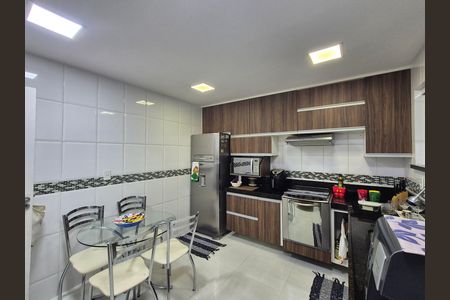 Casa de condomínio para alugar com 220m², 3 quartos e 3 vagas