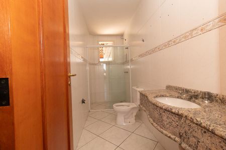 Casa à venda com 216m², 3 quartos e 4 vagasBanheiro da Suíte