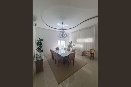 Casa à venda com 272m², 4 quartos e sem vaga