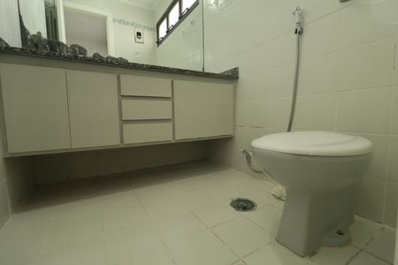 Apartamento à venda com 178m², 3 quartos e 3 vagasBanheiro da Suíte 1