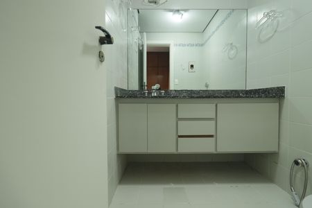 Apartamento à venda com 178m², 3 quartos e 3 vagasBanheiro da Suíte 2