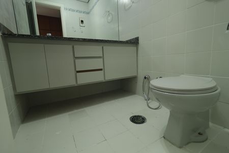 Apartamento à venda com 178m², 3 quartos e 3 vagasBanheiro da Suíte 2