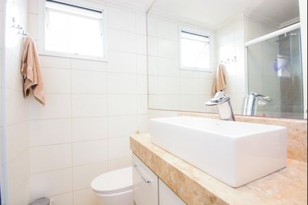 Apartamento à venda com 77m², 2 quartos e 2 vagasBanheiro da Suíte