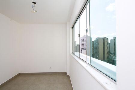 Apartamento à venda com 77m², 2 quartos e 2 vagasSuíte
