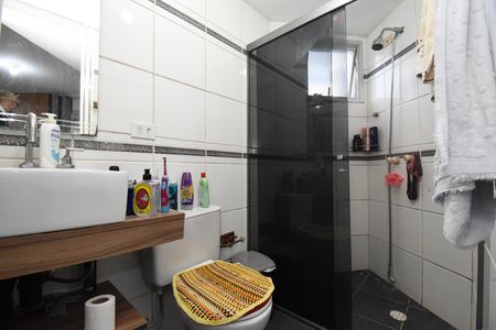 Banheiro de apartamento para alugar com 2 quartos, 54m² em Centro, Curitiba