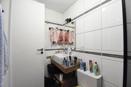 Banheiro de apartamento para alugar com 2 quartos, 54m² em Centro, Curitiba