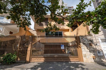 Casa para alugar com 371m², 3 quartos e 4 vagas Casa para alugar com 371m², 3 quartos e 4 vagasFachada