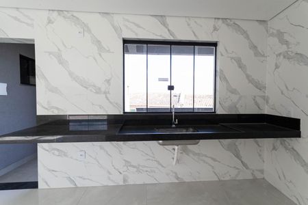 Sala/Cozinha de casa de condomínio à venda com 2 quartos, 127m² em Nacional, Contagem