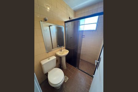 Banheiro de apartamento à venda com 2 quartos, 63m² em Qna 18, Brasília