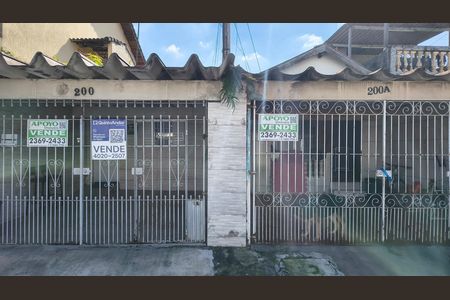 Casa à venda com 256m², 4 quartos e 3 vagas Casa à venda com 256m², 4 quartos e 3 vagasFachada com plaquinha instalada