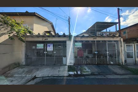 Casa à venda com 256m², 4 quartos e 3 vagas Casa à venda com 256m², 4 quartos e 3 vagasFachada com plaquinha instalada