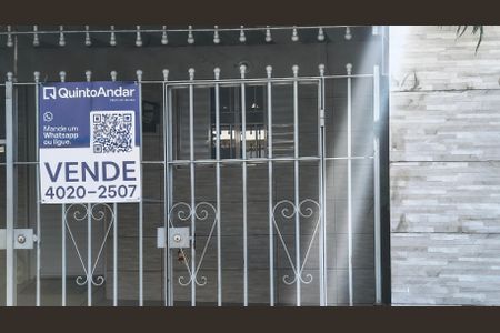Casa à venda com 256m², 4 quartos e 3 vagas Casa à venda com 256m², 4 quartos e 3 vagasFachada com plaquinha instalada