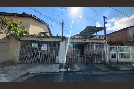 Casa à venda com 256m², 4 quartos e 3 vagas Casa à venda com 256m², 4 quartos e 3 vagasFachada com plaquinha instalada