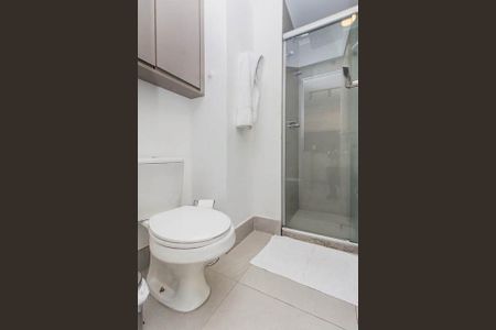 Banheiro de kitnet/studio para alugar com 1 quarto, 26m² em Farroupilha, Porto Alegre