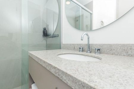 Banheiro de kitnet/studio para alugar com 1 quarto, 26m² em Farroupilha, Porto Alegre