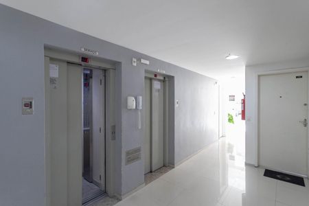 Apartamento à venda com 52m², 2 quartos e 1 vaga Apartamento à venda com 52m², 2 quartos e 1 vagaHall social