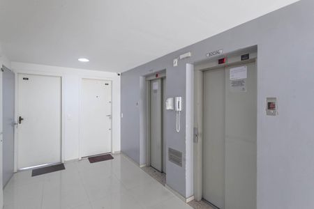 Apartamento à venda com 52m², 2 quartos e 1 vaga Apartamento à venda com 52m², 2 quartos e 1 vagaHall social
