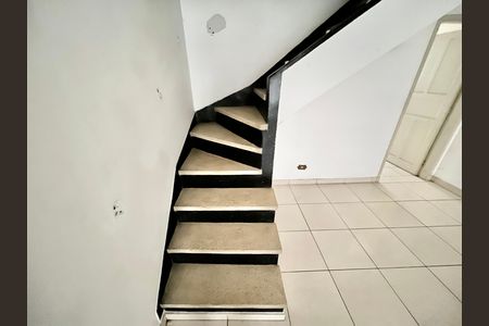Casa à venda com 106m², 3 quartos e 1 vaga Casa à venda com 106m², 3 quartos e 1 vagaEscada