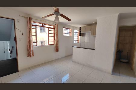 Sala de casa de condomínio para alugar com 2 quartos, 43m² em Jardim America, Poá