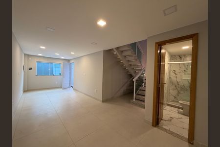 Sala de casa de condomínio para alugar com 3 quartos, 170m² em Taquara, Rio de Janeiro