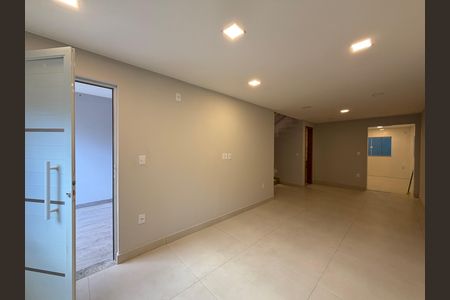 Sala de casa de condomínio para alugar com 3 quartos, 170m² em Taquara, Rio de Janeiro