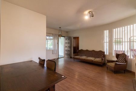 Casa à venda com 238m², 4 quartos e 1 vagaSala