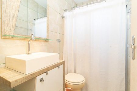 Banheiro de apartamento para alugar com 1 quarto, 43m² em Medianeira, Porto Alegre
