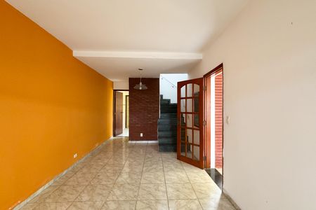 Casa para alugar com 100m², 2 quartos e 2 vagasSala