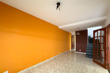 Casa para alugar com 100m², 2 quartos e 2 vagasSala